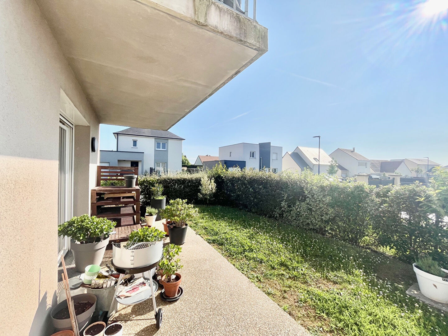 Appartement  3 pice(s) - rez de chausse - terrasse - terrain - places de parking