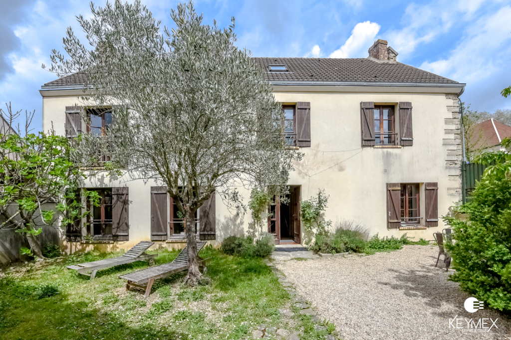 Corps de ferme 8 pièces 220 m2 +dépendance 200 M² ,Cour 475 M² ntérieure