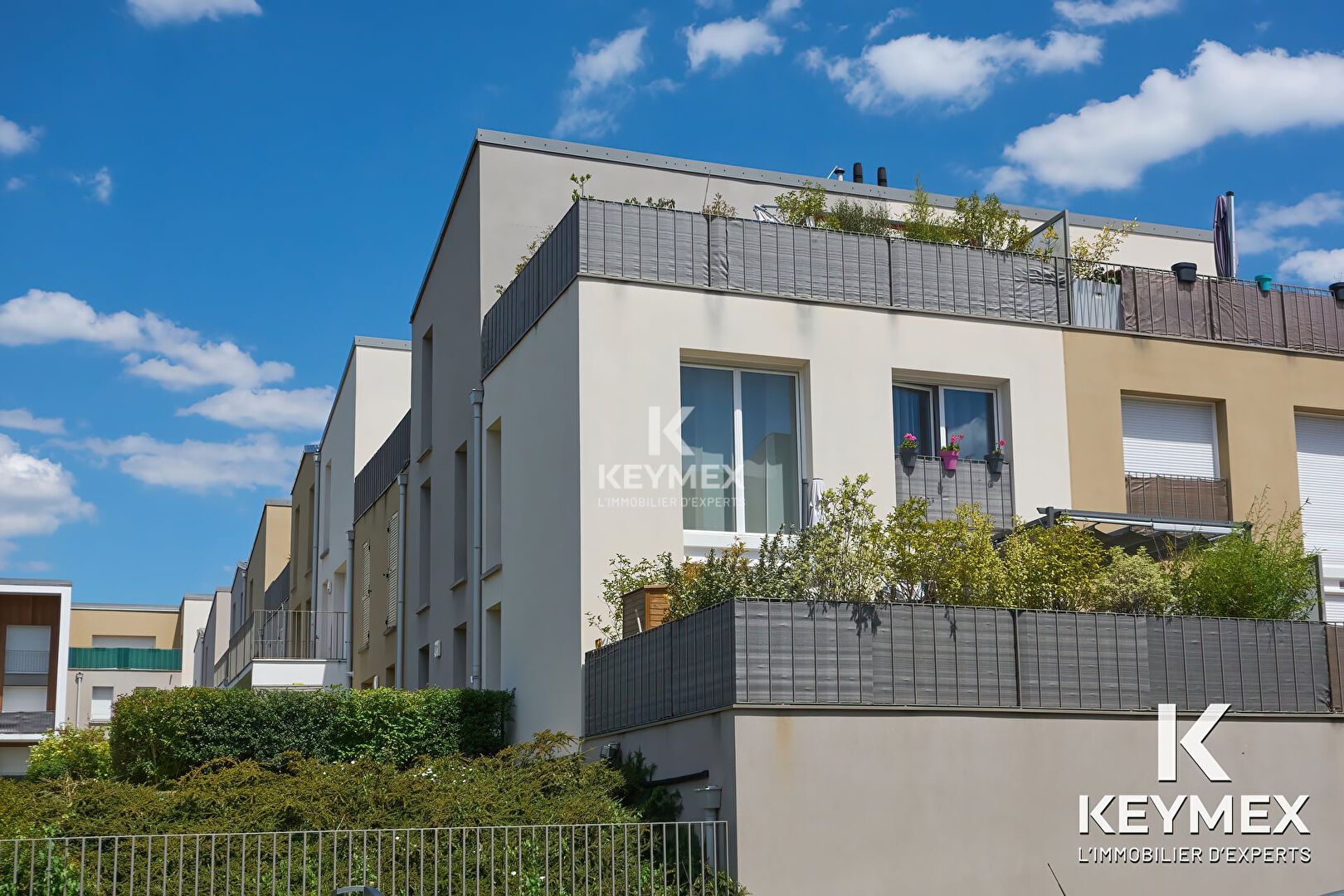 Appartement duplex 4 pièce(s) 85 m2,terrasse de 29 M² et jardin de 25 M²