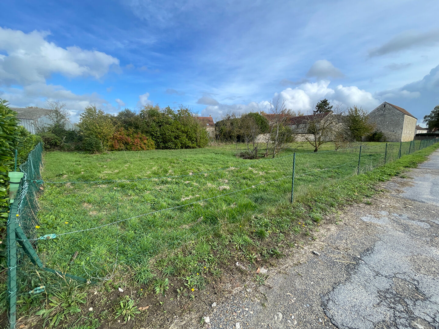 Terrain 600 M² constructible +  890 M² Non constructible soit 1490 M²