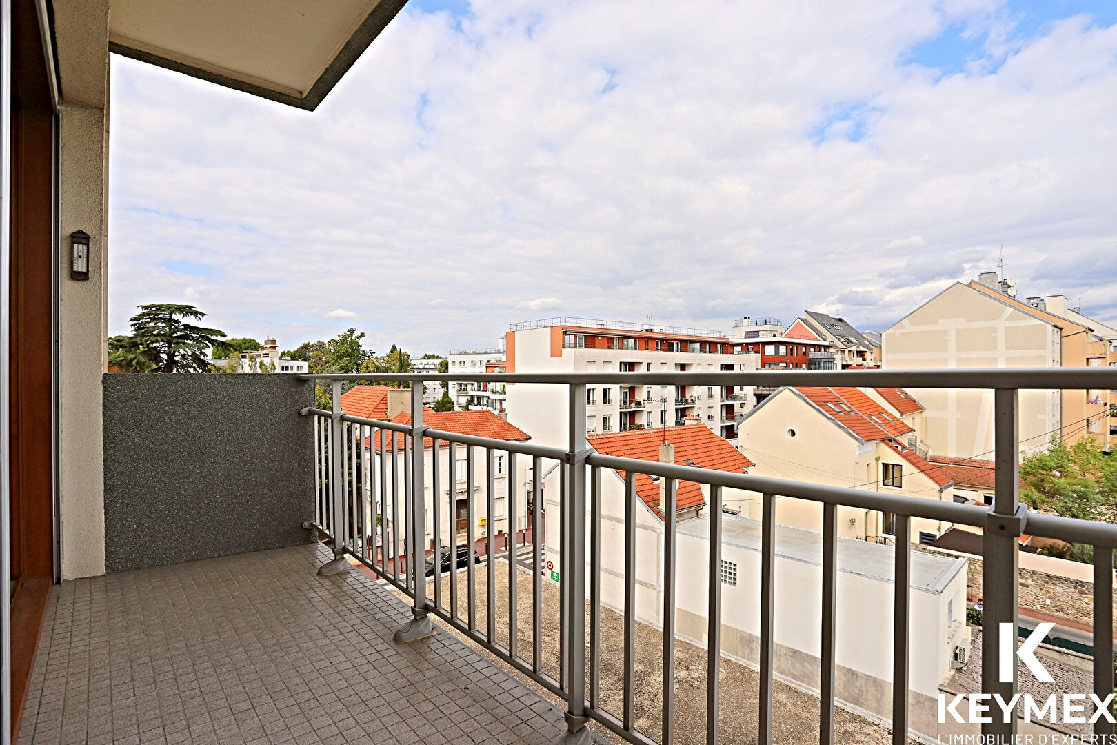 Appartement  4 pièce(s) 83 m2.  Proche gare.