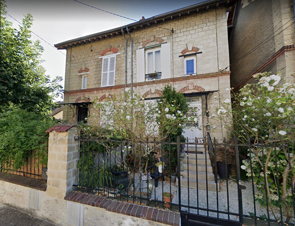 Maison de ville divisée en 3 appartements sur S.SOL et 125m2 de Terrain