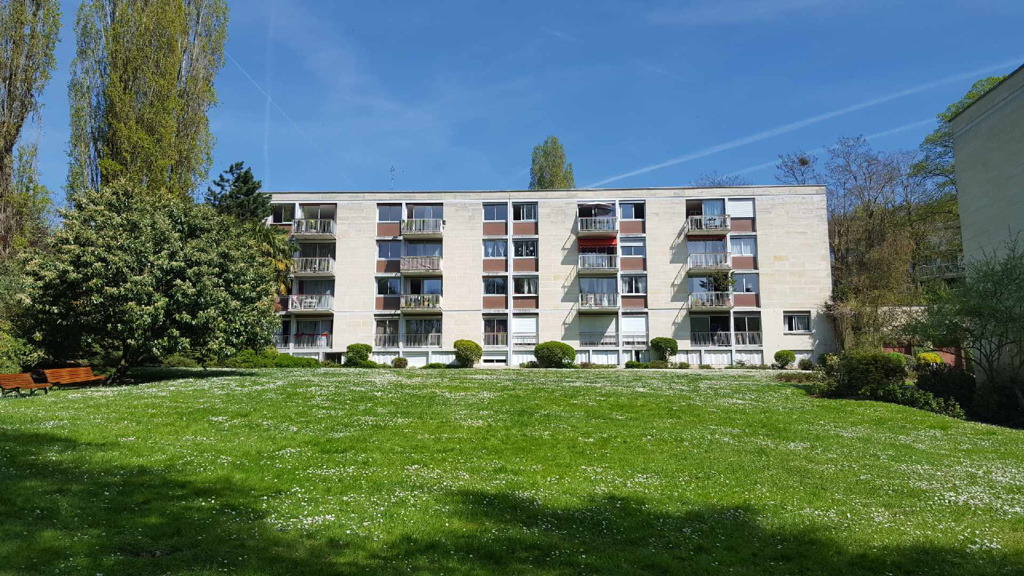 Taverny - Studio 14m2 avec Wc et SDE à rénover.