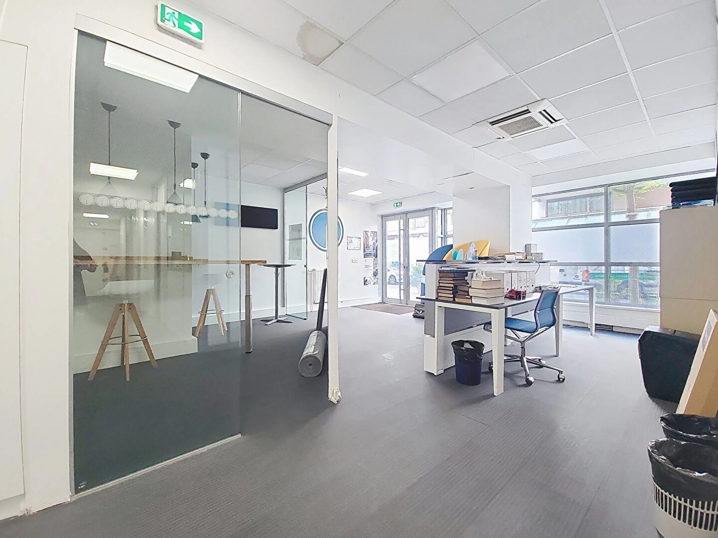 Beau local commercial  usage de bureaux