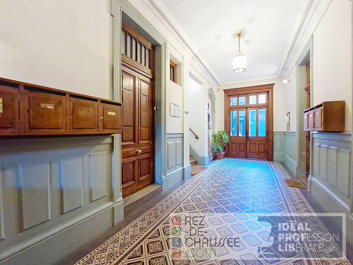 Lyon 2- Local professionnel de 128 m  la vente